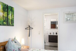 1 slaapkamer, een strijkplank/strijkijzer, gratis wifi, beddengoed