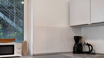 Køleskab, mikrobølgeovn, ovn, kogeplade