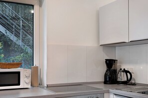 Kjøleskap, mikrobølgeovn, ovn og kokeplater