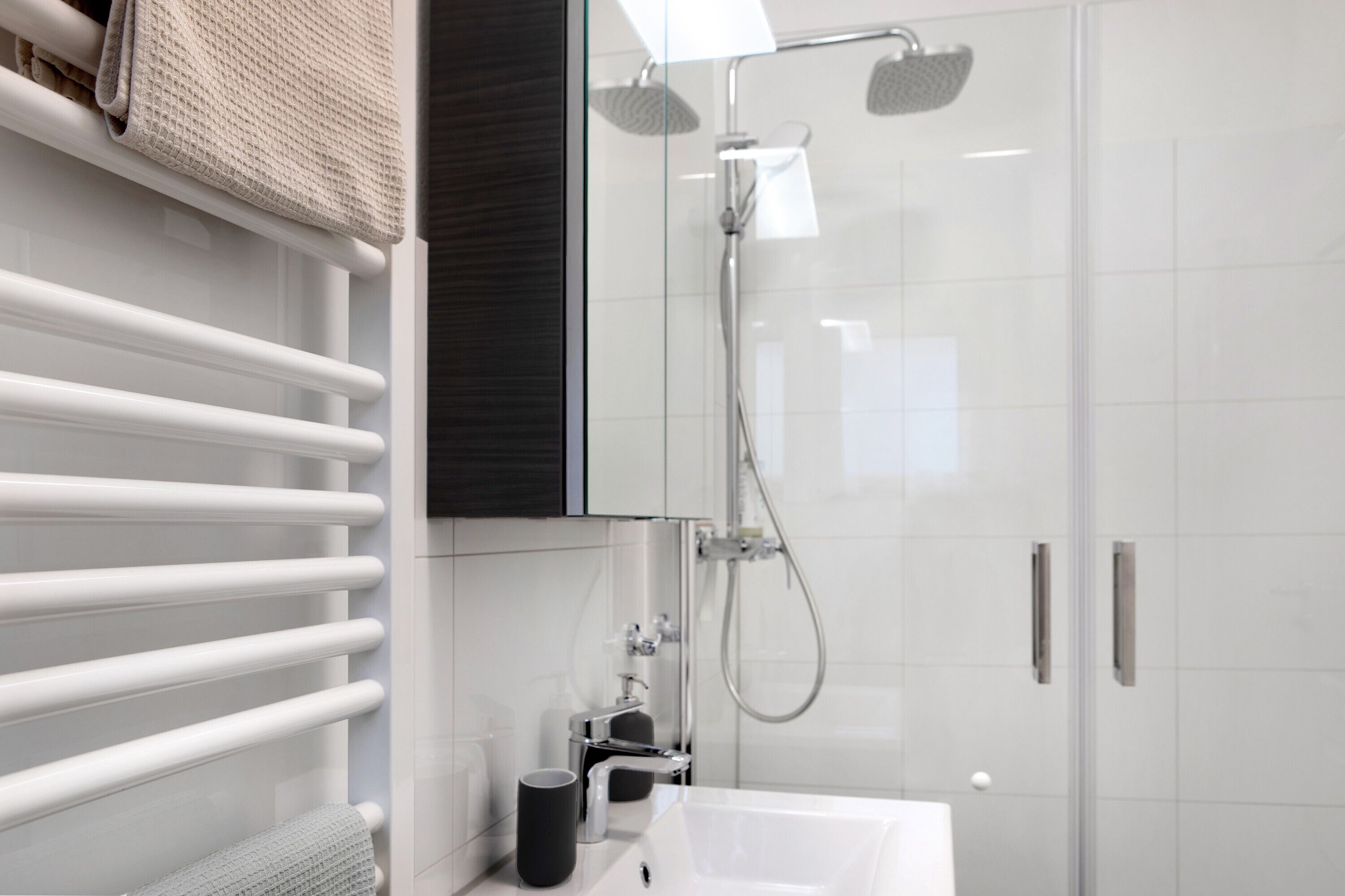 Een douche, een haardroger, handdoeken