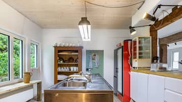 Geladeira, micro-ondas, cooktop, lava-louças