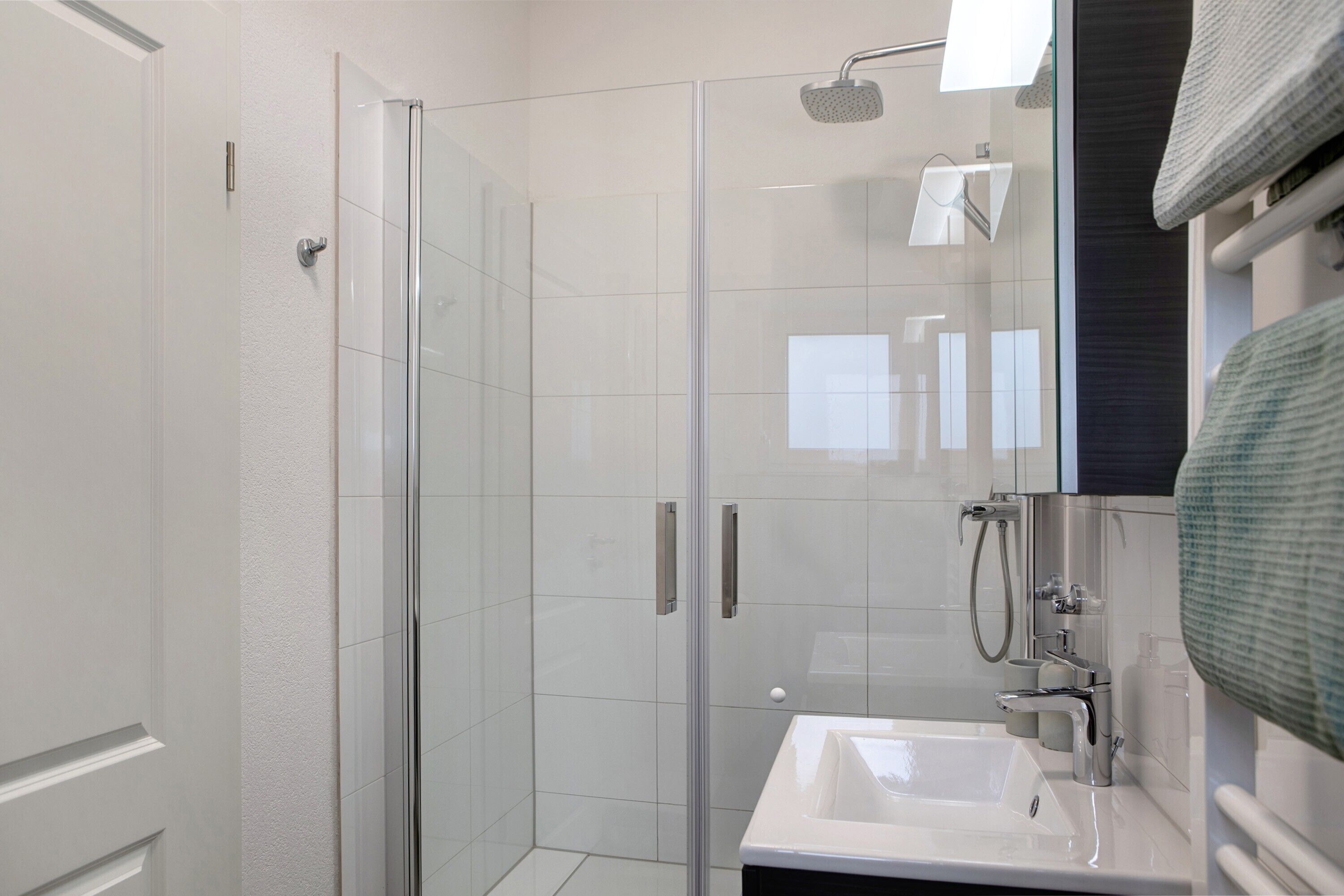 Een douche, een haardroger, handdoeken