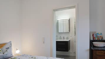 1 habitación, tabla de planchar con plancha, wifi gratis y ropa de cama