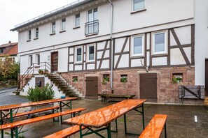 Outdoor dining - Apartment 'Ahorn Im Sand 68' with Shared Garden and Wi-Fi (Steinau an der Straße)