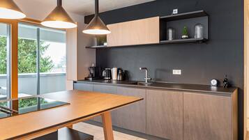 Fridge, oven, stovetop, dishwasher