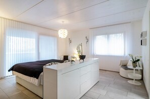 3 bedrooms, iron/ironing board, free WiFi, bed sheets - Apartment 'Turmalin' with Mountain View, Private Terrace and Wi-Fi (Überlingen)