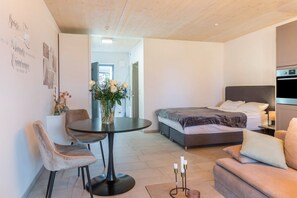 1 slaapkamer, een strijkplank/strijkijzer, gratis wifi, beddengoed