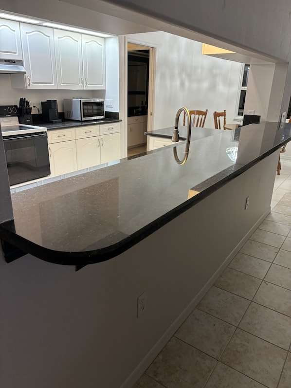 Fridge, microwave, oven, stovetop - Spacious House 7 min to WEC (Ocala)