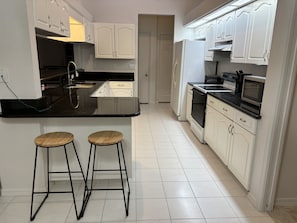 Fridge, microwave, oven, stovetop - Spacious House 7 min to WEC (Ocala)