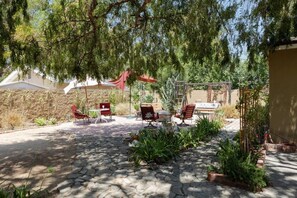 Outdoor dining - A Private Affair Cottage (Pasadena)