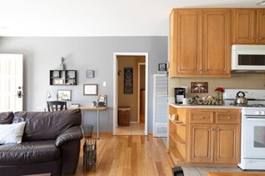 Kylskåp, mikrovågsugn, ugn och spishäll