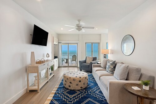 BEACHFRONT! Modern, upgraded villa! East Beach Kiawah!