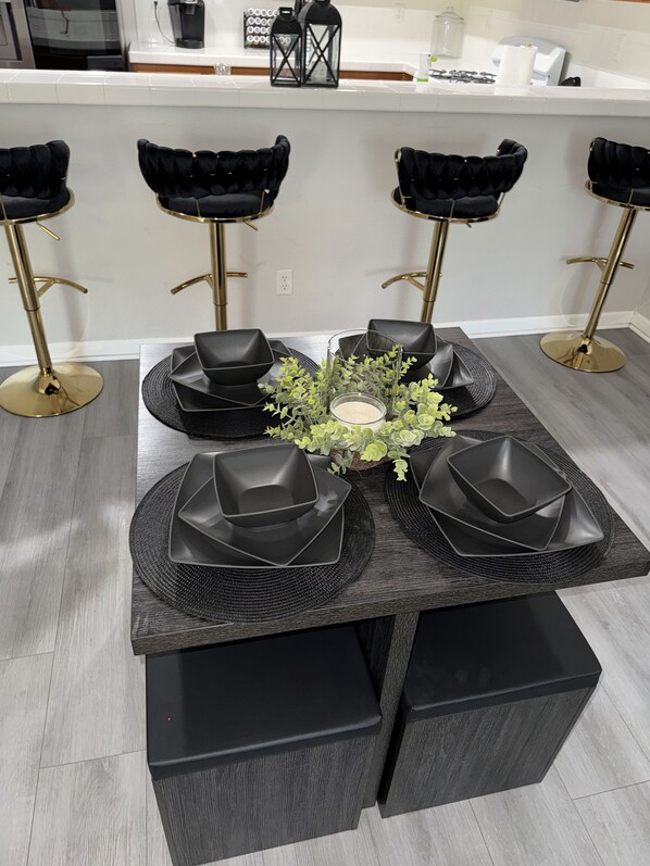 Dining - Entire town home close to shopping and hospital. (Moreno Valley)