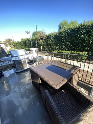 Property grounds - Entire town home close to shopping and hospital. (Moreno Valley)