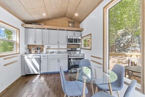 Réfrigérateur, four à micro-ondes, un four, surface de cuisson