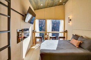 1 bedroom, WiFi, bed sheets - The Atlas Cedar Treehouse at Treetop Escapes! (Wildwood)
