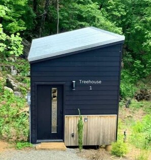 Exterior - The Atlas Cedar Treehouse at Treetop Escapes! (Wildwood)