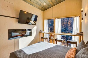 1 bedroom, WiFi, bed sheets - The Atlas Cedar Treehouse at Treetop Escapes! (Wildwood)