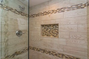 Ducha, secador de pelo, toallas, shampoo