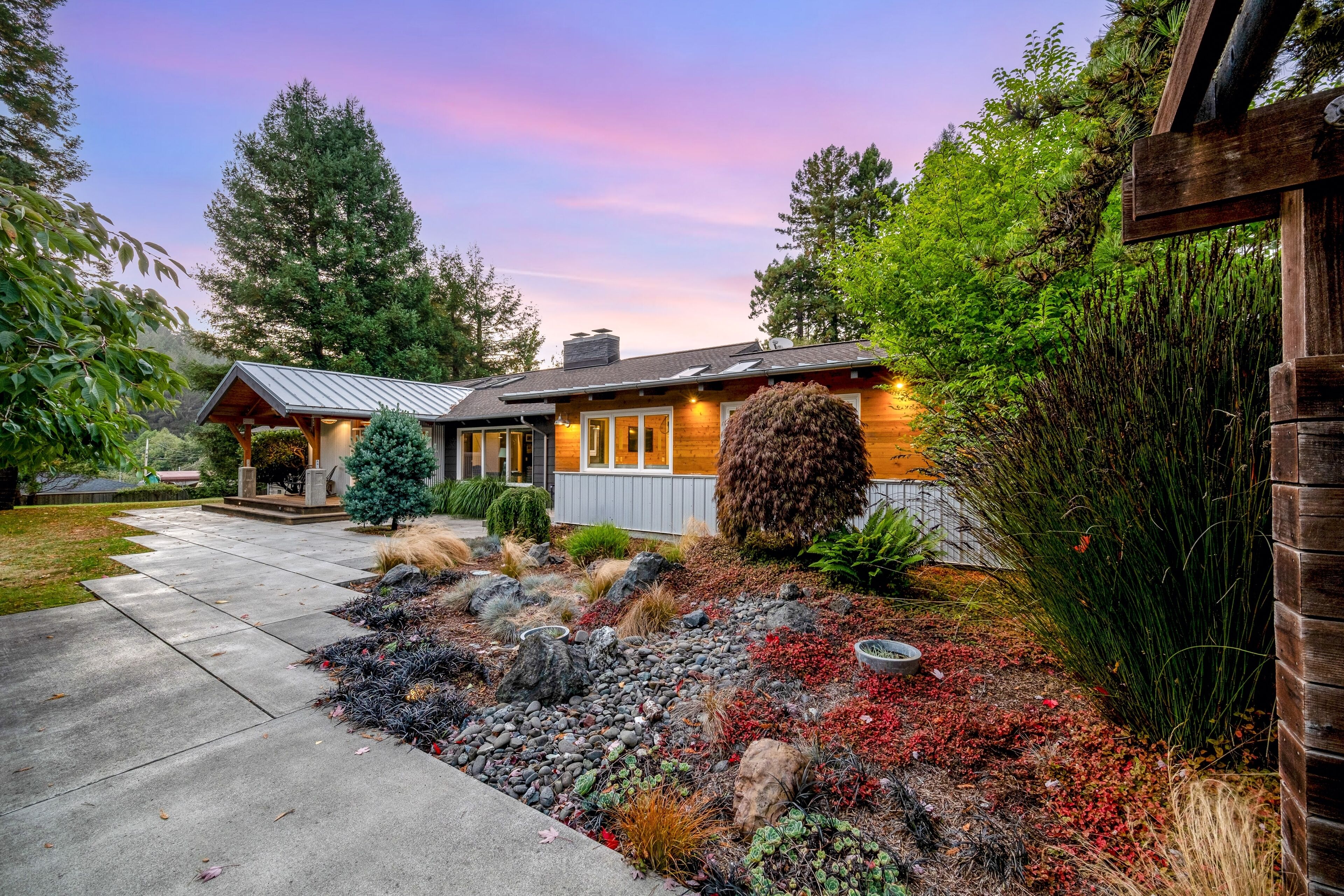 Remodeled ranch home with hot tub, basketball, 4 fireplaces, firepit, Ping-Pong