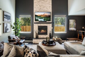 Smart TV, fireplace