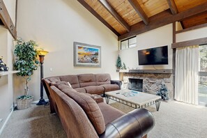 テレビ、暖炉、DVD プレーヤー