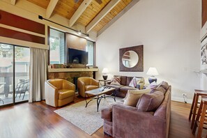 Een televisie, een open haard en een dvd-speler