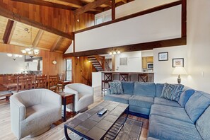 TV, DVD player, books, stereo - Charming townhome with airy living space, amazing amenities, & near the beach (South Lake Tahoe)