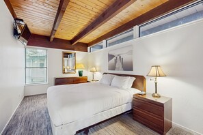 4 bedrooms, iron/ironing board, Internet, bed sheets - Charming townhome with airy living space, amazing amenities, & near the beach (South Lake Tahoe)