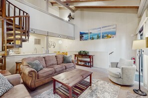 Fernseher, Kamin, DVD-Player