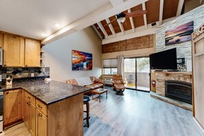 TV, caminetto, lettore DVD