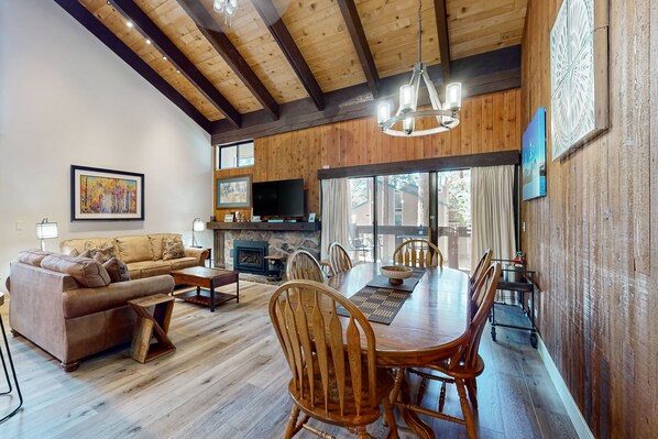 Televisión y chimenea 