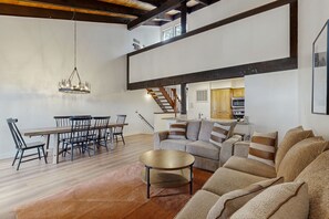 Televisión, chimenea y reproductor de DVD