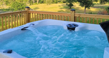 Quiet country cabin with amazing views & access to stocked fishing ponds