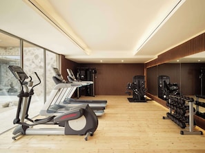 A gym with treadmills, elliptical machines, and weightlifting equipment. - Banyan Tree Veya Valle De Guadalupe (Valle de Guadalupe)