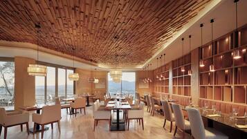 Un restaurante moderno con techo de madera, ventanas amplias y vistas al paisaje.