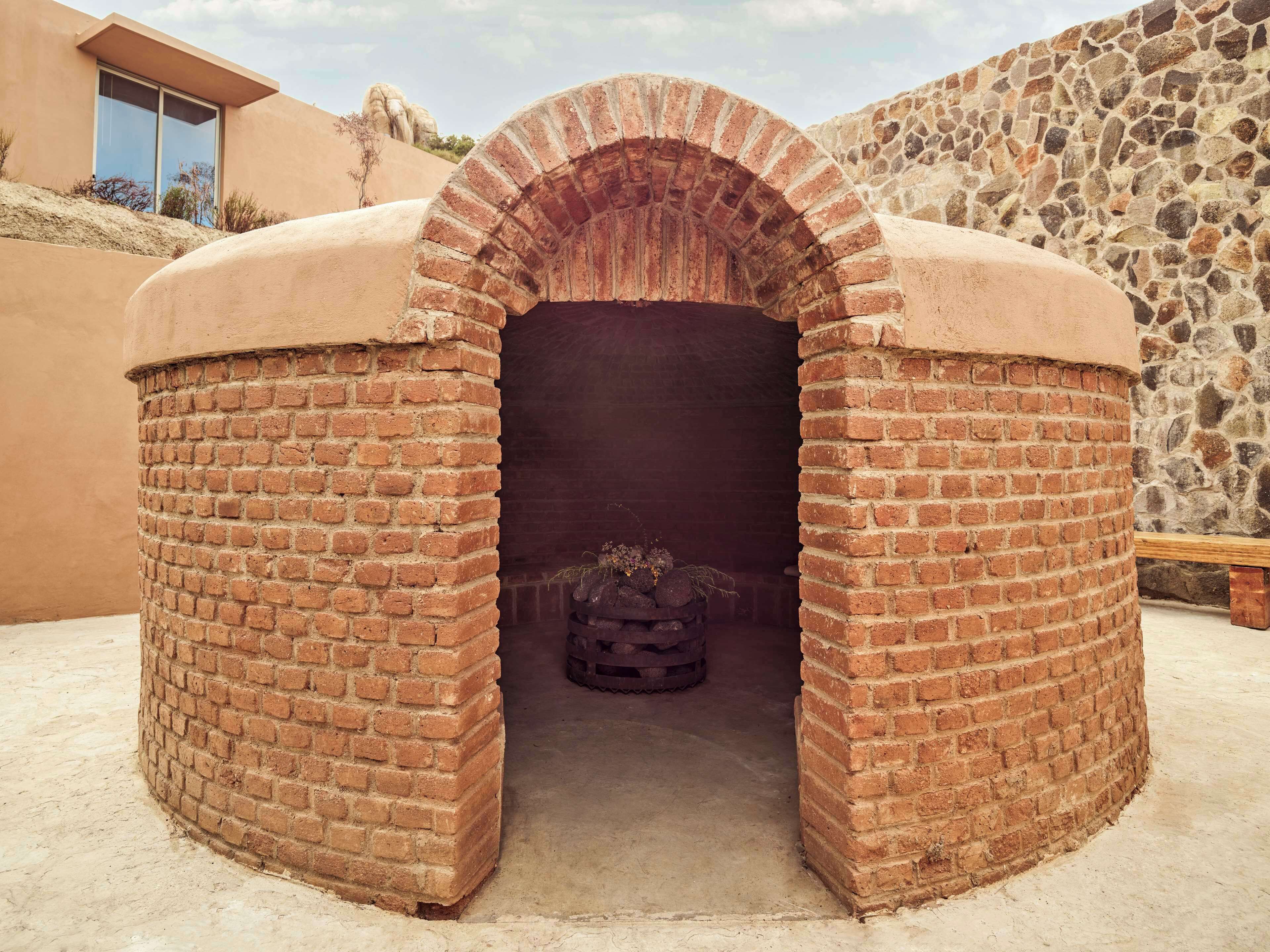 Salas de tratamiento para parejas, un sauna, una bañera de hidromasaje