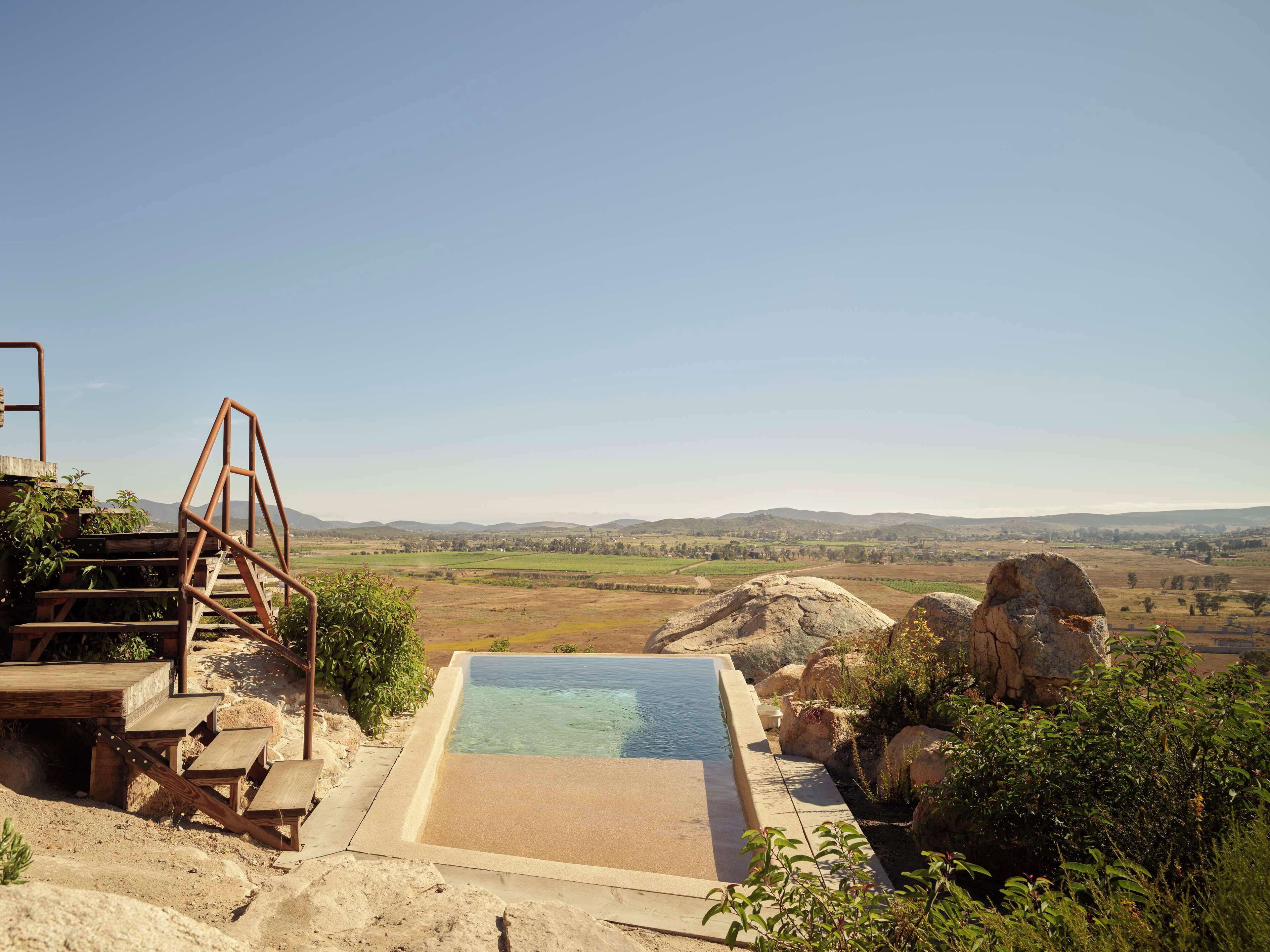 季節性室外泳池；08:00 至 18:00 開放；泳池傘