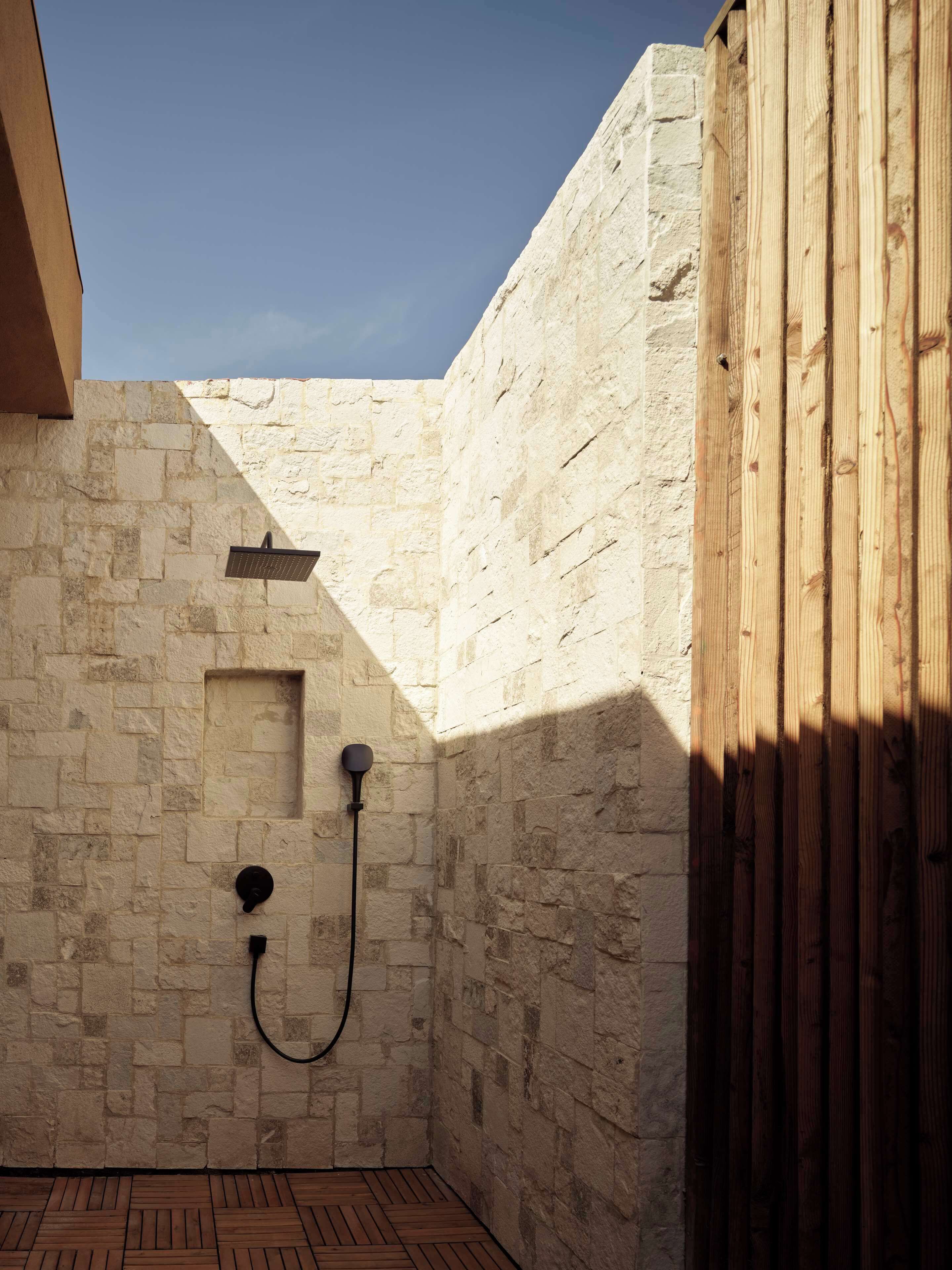 Shower, rainfall showerhead, free toiletries, hair dryer