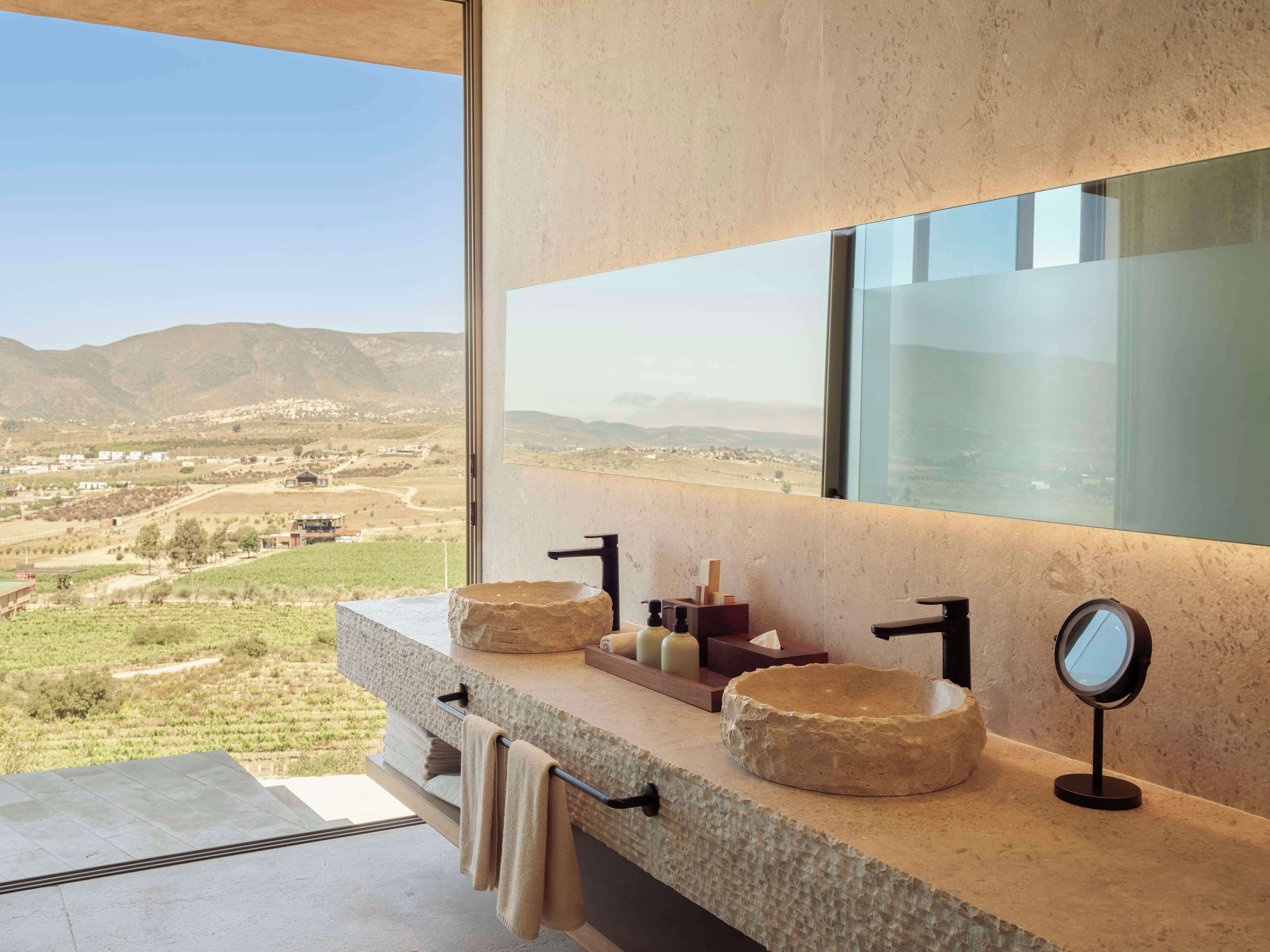 Winemakers Three-bedroom Pool Villa | Banheiro | Chuveiro, chuveiro com efeito de chuva, produtos de toalete grátis 