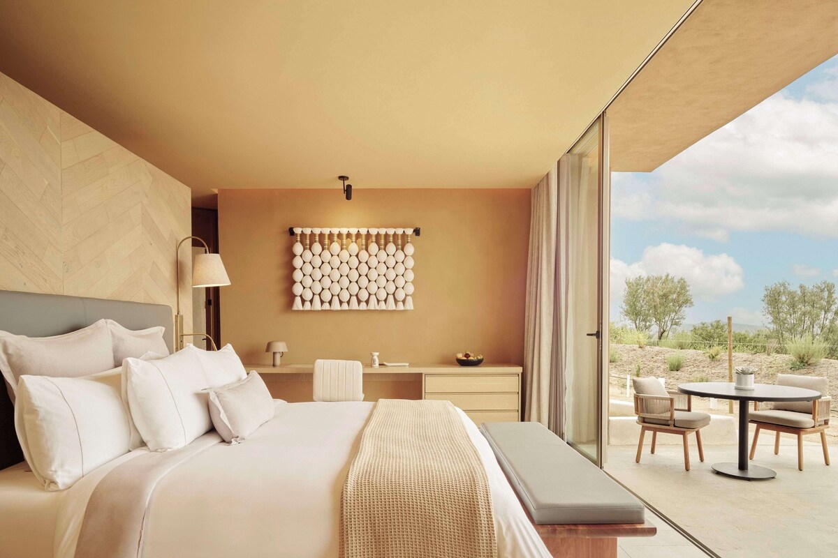 Harmony Sunrise Pool Villa | Premium bedding, down comforters, pillowtop beds, minibar