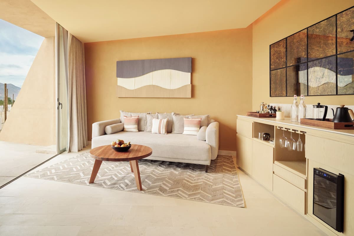 Harmony Sunrise Pool Villa | 起居区 | 55-英寸智能电视(配备卫星频道)、壁炉、收费电影