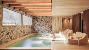 Salas de tratamiento para parejas, sauna y tina de hidromasaje