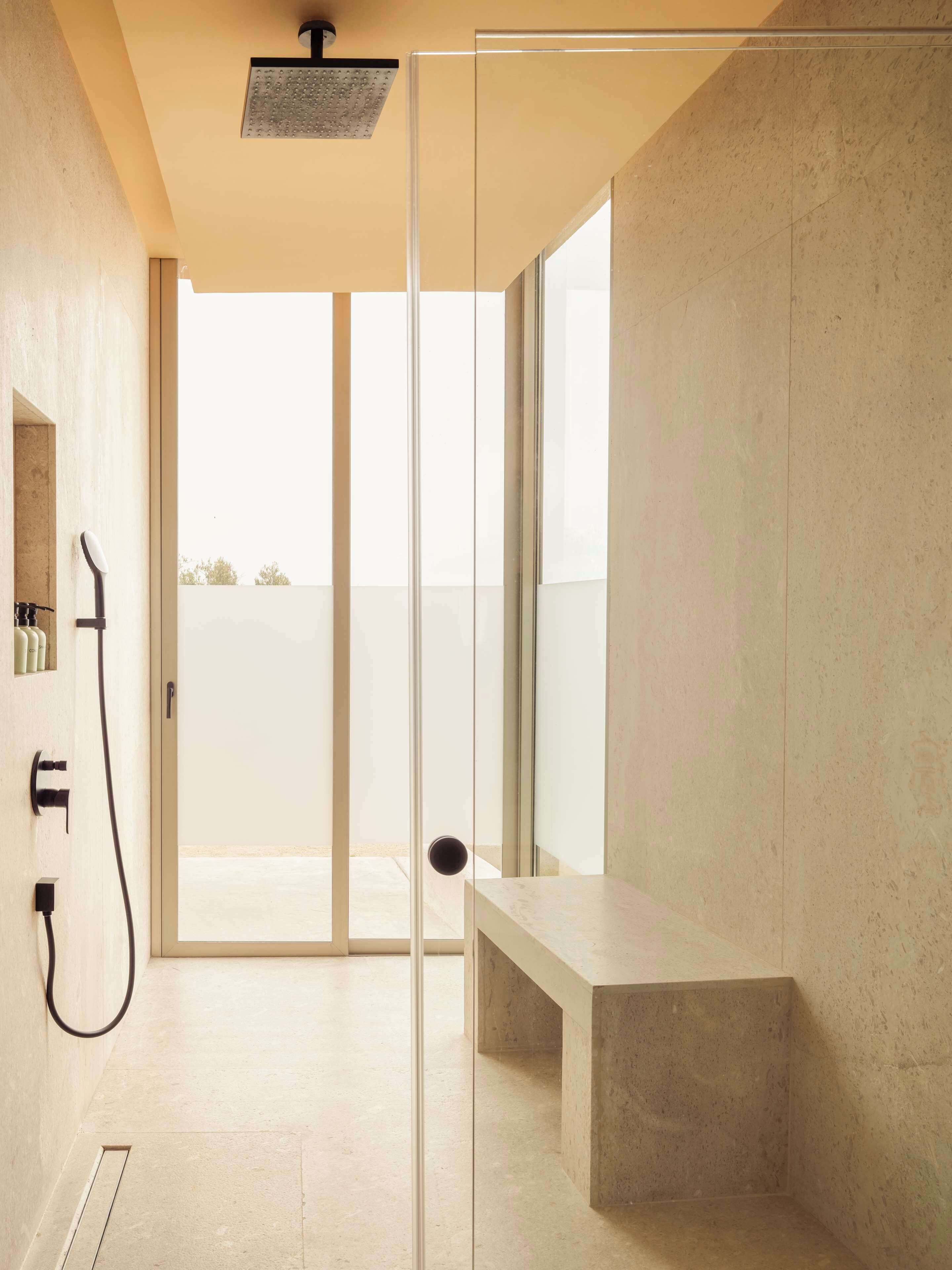 Shower, rainfall showerhead, free toiletries, hair dryer