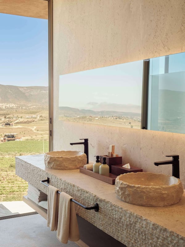 Winemakers Three-bedroom Pool Villa | Baño | Regadera, regadera tipo lluvia, secadora de cabello, batas