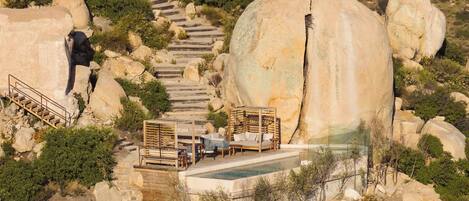 Piscine extérieure, parasols de plage