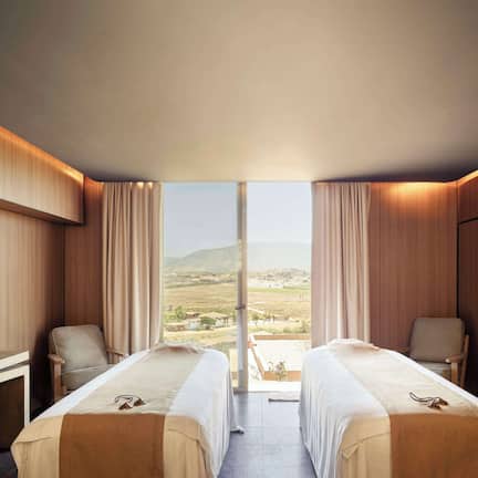 Couples treatment rooms, sauna, hot tub, body treatments, hydrotherapy