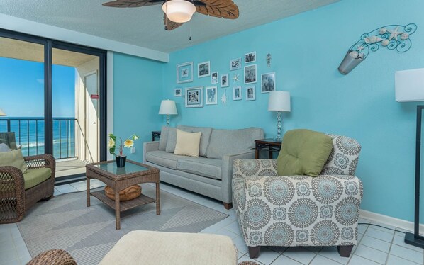 Condo, 2 Bedrooms | Living area