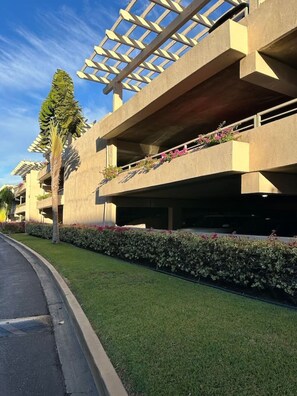 Property grounds - Maui Bliss-Maui Banyan Resort- Ground floor garden (Kihei)
