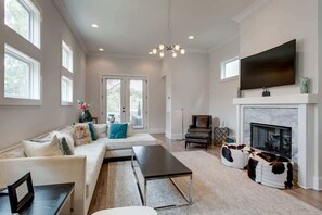 Televisión, chimenea, oficina